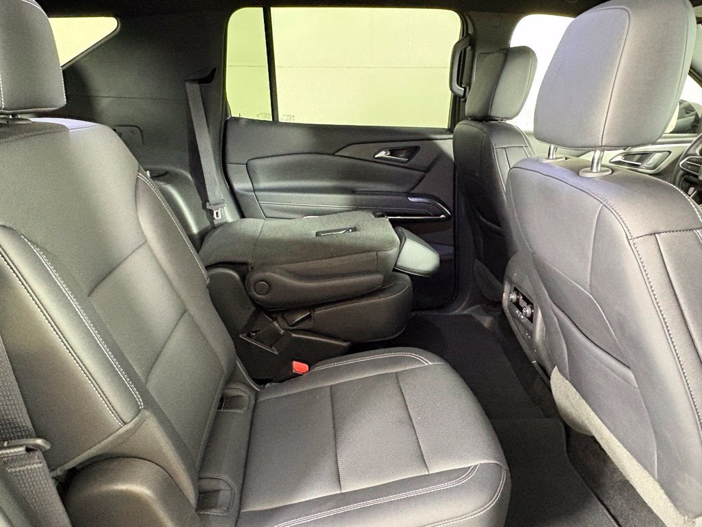 Used 2025 Chevrolet Traverse LT FWD image 17