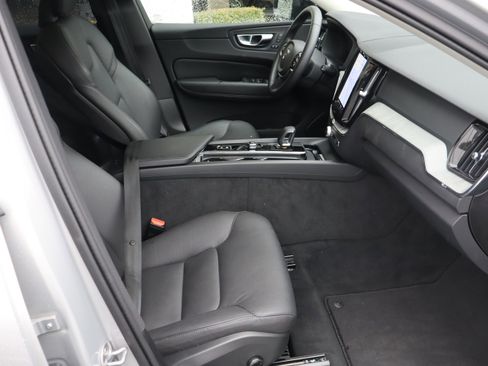 Used 2025 Volvo XC60 B5 Plus image 36