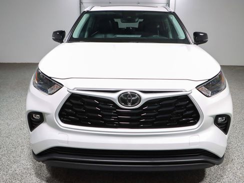 Used 2024 Toyota Highlander XLE FWD image 4