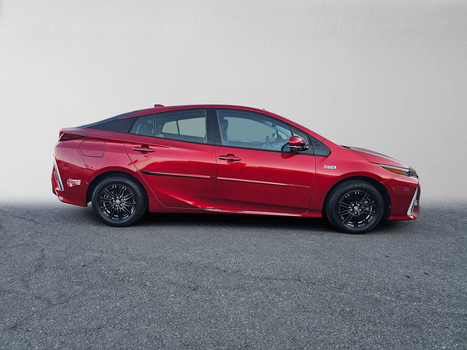 Used 2017 Toyota Prius Prime Advanced FWD image 2