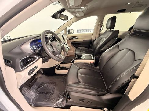 Used 2023 Chrysler Pacifica Touring-L FWD image 19
