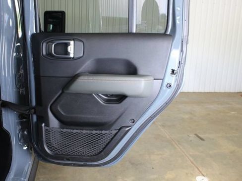 Used 2025 Jeep Gladiator Mojave AWD/4WD image 21