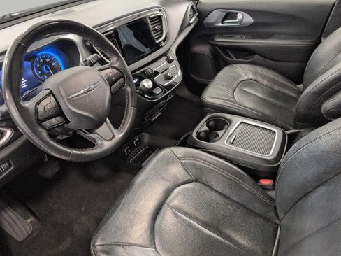 Used 2020 Chrysler Pacifica Touring-L Plus w/ S Appearance Package FWD image 9