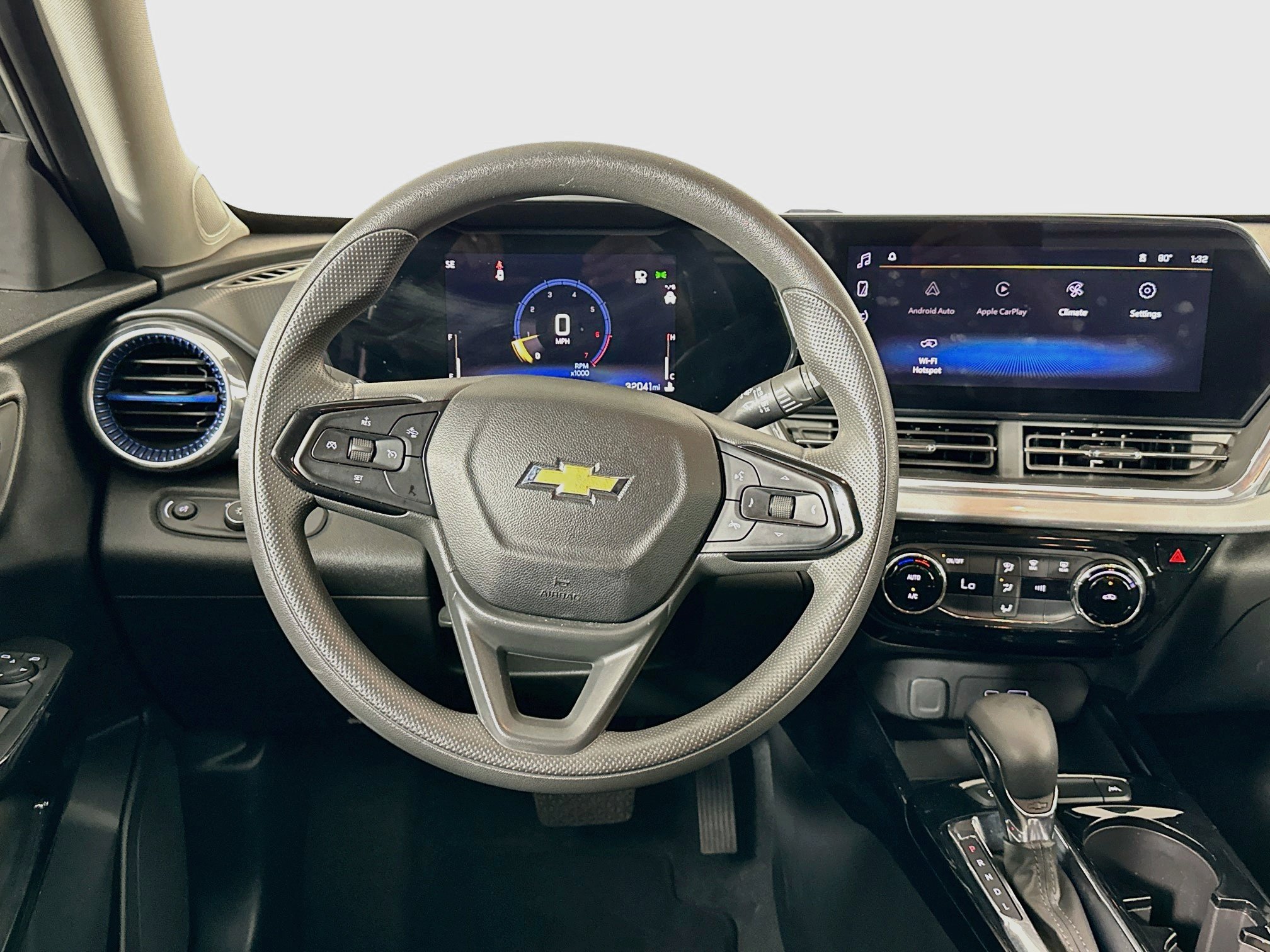 Used 2025 Chevrolet Trax LT FWD image 17