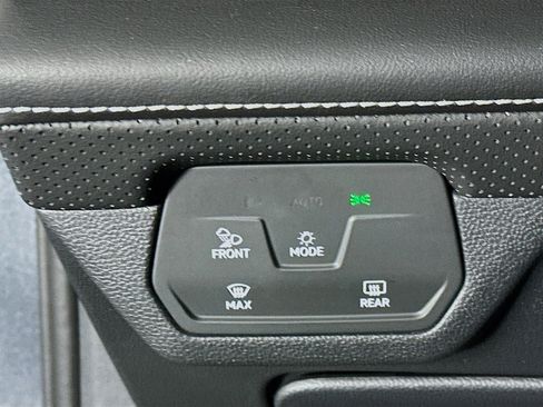 Used 2025 Volkswagen Atlas SE image 17