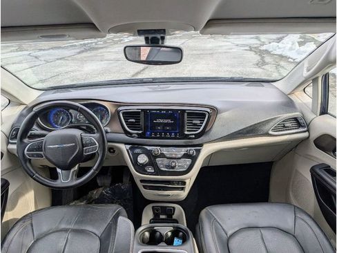 Used 2018 Chrysler Pacifica Touring-L Plus image 32