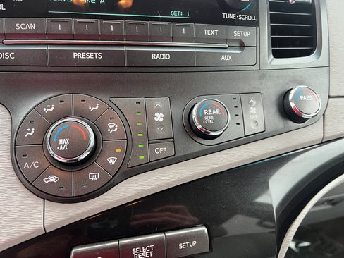 Used 2012 Toyota Sienna LE image 27