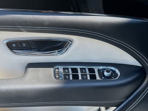 Used 2023 Bentley Bentayga AWD/4WD image 14