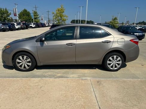 Used 2015 Toyota Corolla LE FWD image 3