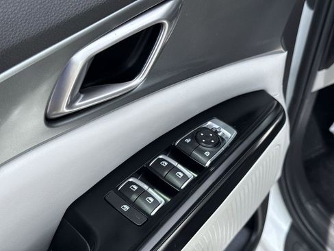 Used 2022 Kia Carnival LX FWD image 21