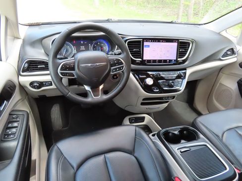 Certified 2024 Chrysler Pacifica Touring-L FWD image 4