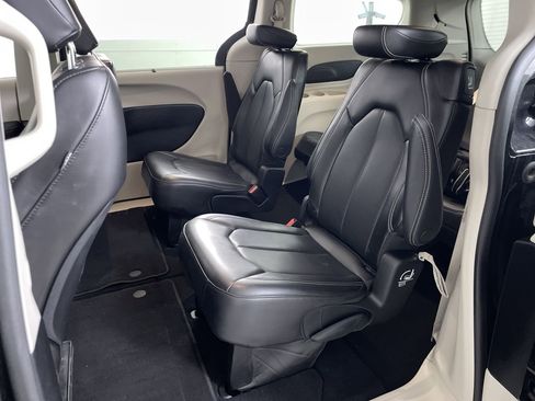 Used 2023 Chrysler Pacifica Touring-L FWD image 20