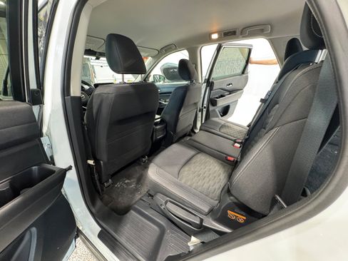 Used 2022 Nissan Pathfinder SV AWD/4WD image 11