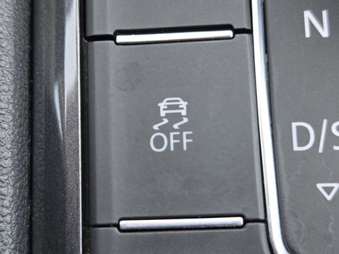 Used 2018 Volkswagen Tiguan SEL AWD/4WD image 10