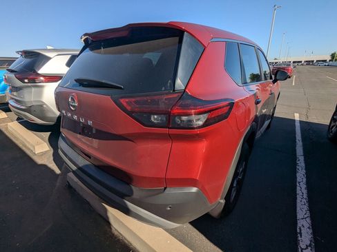 Used 2023 Nissan Rogue S image 5