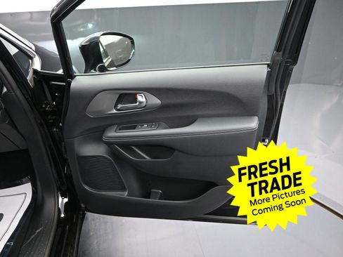 Used 2025 Chrysler Pacifica Select w/ Uconnect Theater Family Group image 6