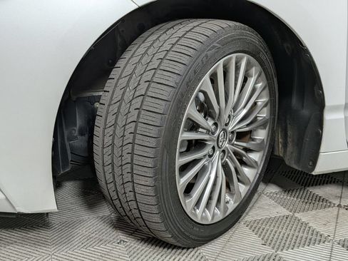 Used 2019 Toyota Avalon Limited FWD image 10