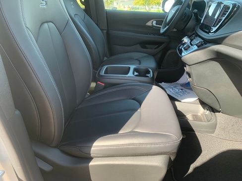 New 2026 Chrysler Pacifica Select image 32