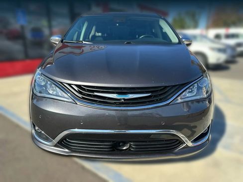 Used 2018 Chrysler Pacifica Limited w/ Advanced Safetytec Group image 2