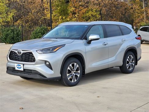 Used 2023 Toyota Highlander XLE image 3