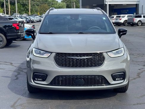 Used 2023 Chrysler Pacifica Limited w/ Uconnect Theater Family Group AWD/4WD image 19