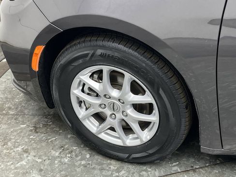 Used 2023 Chrysler Pacifica Touring-L image 31