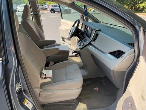 Used 2017 Toyota Sienna L FWD image 22