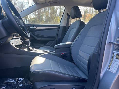 Used 2025 Volkswagen Jetta SE image 27
