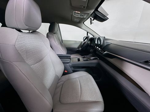 Used 2024 Toyota Sienna LE image 29