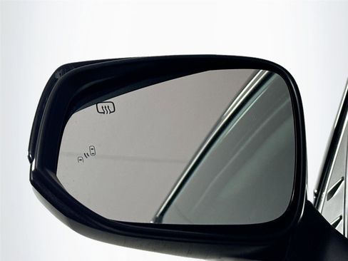 Certified 2025 Toyota Sienna XLE image 5