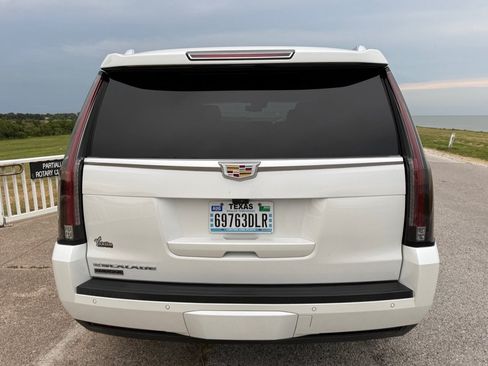 Used 2018 Cadillac Escalade Luxury AWD/4WD image 6