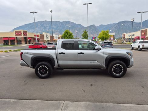 Used 2025 Toyota Tacoma TRD Off-Road AWD/4WD image 2