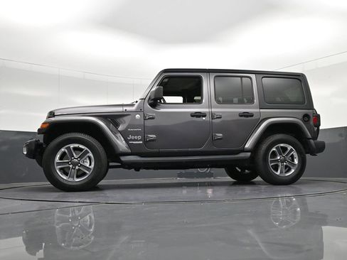 Used 2018 Jeep Wrangler Unlimited Sahara AWD/4WD image 37