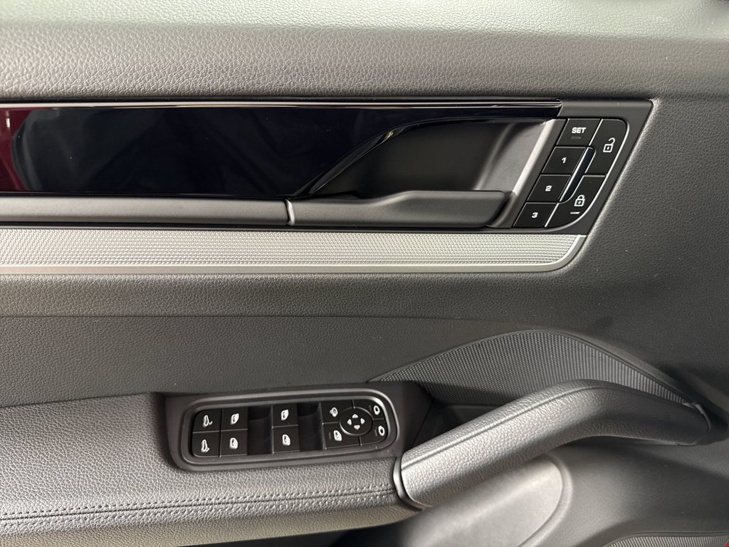 Certified 2025 Porsche Cayenne AWD/4WD image 34
