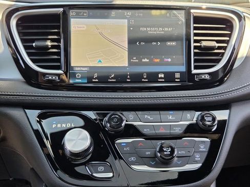 New 2026 Chrysler Pacifica Limited image 9