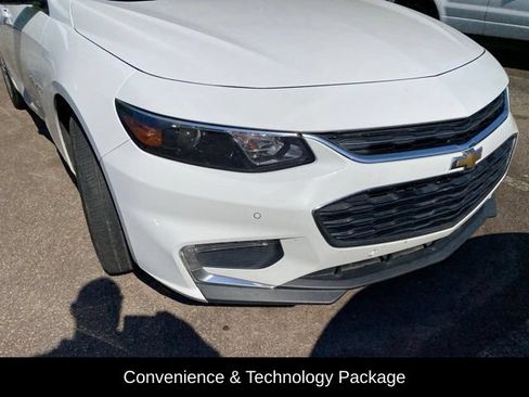 Used 2018 Chevrolet Malibu LT w/ Driver Confidence Package FWD image 3