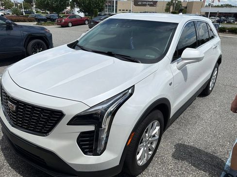 Used 2023 Cadillac XT4 Luxury w/ Cold Weather Package FWD image 1