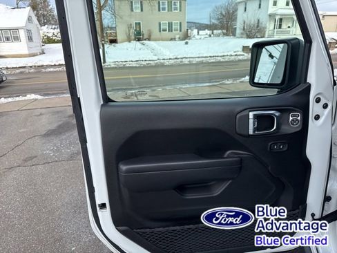 Used 2022 Jeep Wrangler Unlimited Rubicon w/ Cold Weather Group image 16