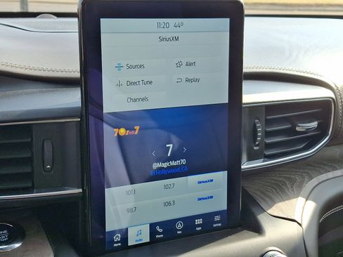 Used 2020 Ford Explorer Platinum w/ Premium Technology Package image 19