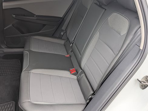 Used 2024 Volkswagen Taos SE image 17