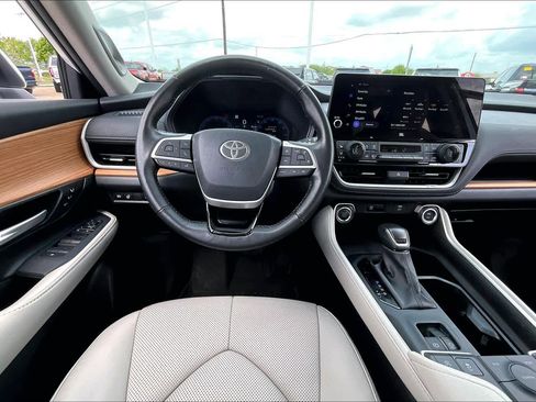 Used 2025 Toyota Grand Highlander FWD image 6