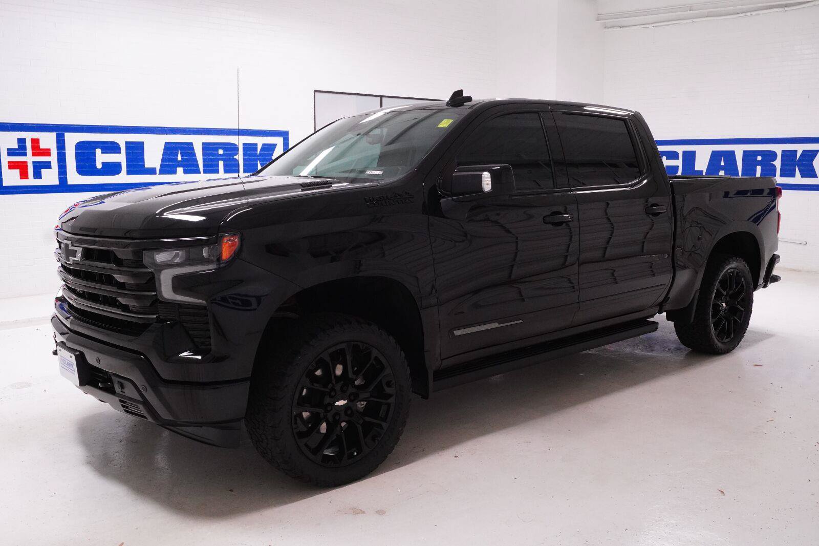 Used 2025 Chevrolet Silverado 1500 High Country w/ High Country Premium Package AWD/4WD image 35