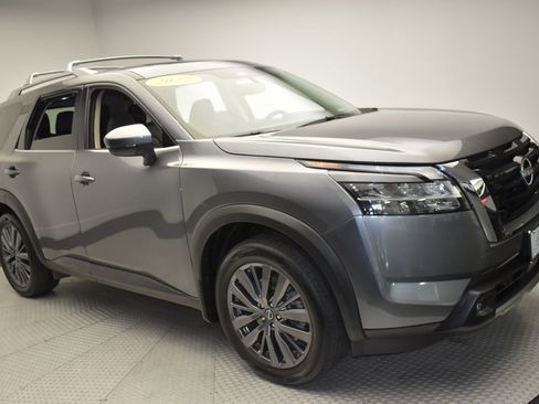 Used 2022 Nissan Pathfinder SL w/ SL Premium Package AWD/4WD image 3