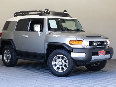 Used 2011 Toyota FJ Cruiser 4WD w/ Convenience Pkg image 2