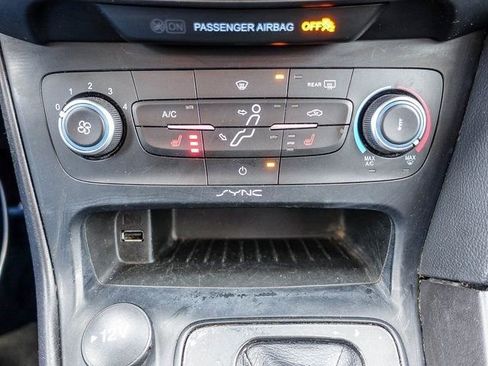 Used 2018 Ford Focus SE w/ SE Winter Package image 3