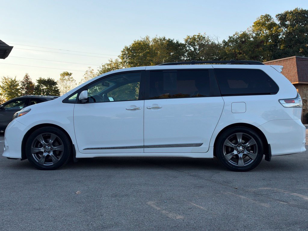 Used 2017 Toyota Sienna SE Premium w/ Outdoor Package FWD image 2