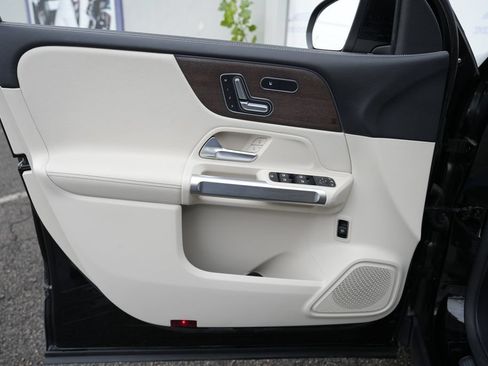Used 2022 Mercedes-Benz GLB 250 4MATIC image 19