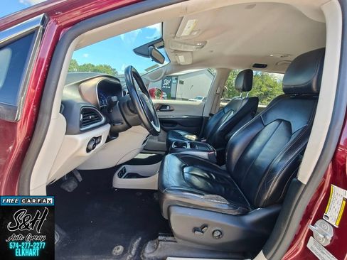 Used 2017 Chrysler Pacifica Touring-L FWD image 17
