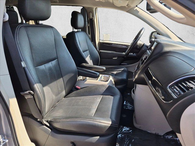 Used 2014 Chrysler Town & Country Touring-L w/ Driver Convenience Group FWD image 21