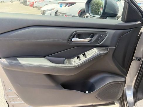 Used 2025 Nissan Rogue SL w/ SL Premium Package FWD image 33